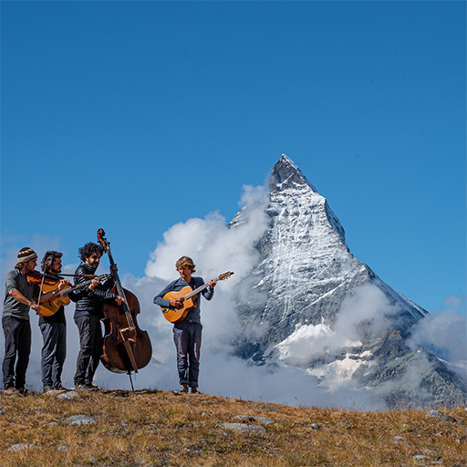 Le groupe de musique en haut du montagne